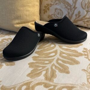 NWOT Fly Flot Mules